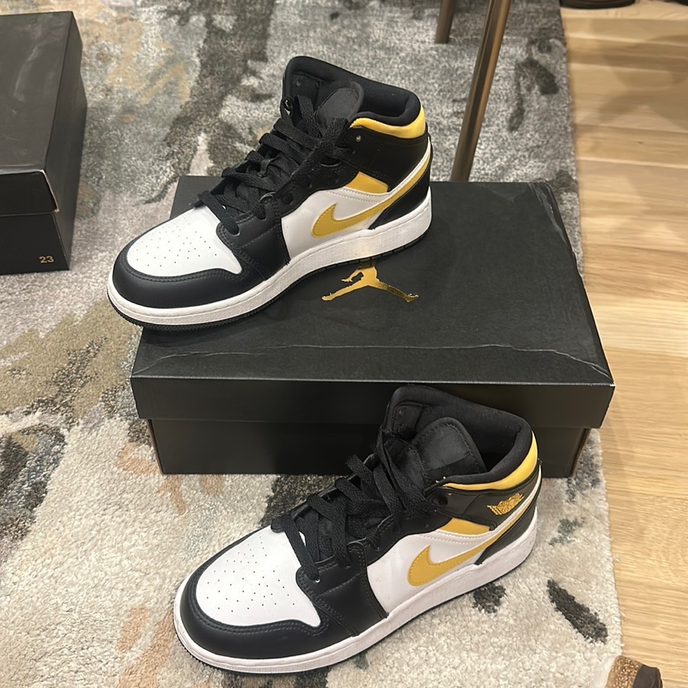 NIKE AIR JORDAN 1 MID size 5.5